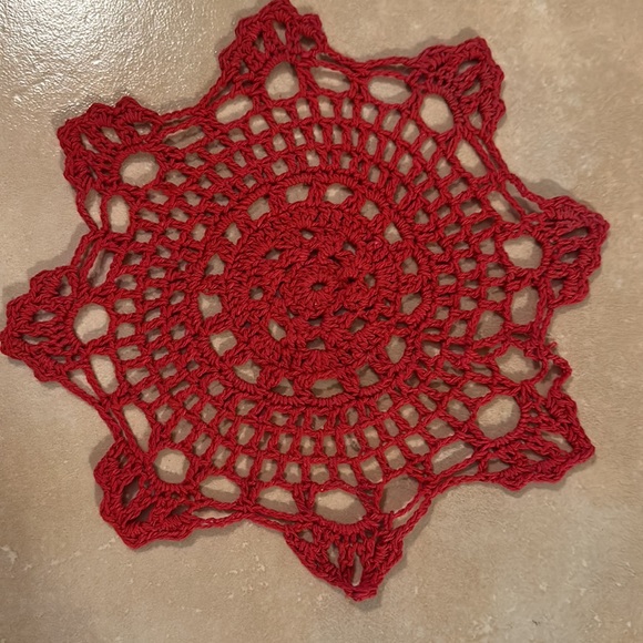 6 Vintage RED& GREEN CROCHET DOILIES - Picture 3 of 10